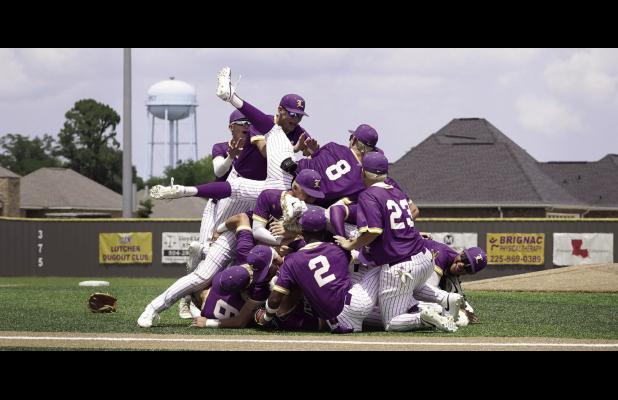 Bulldogs Dominate North DeSoto To Punch Ticket To Sulphur And State Baseball Tournament